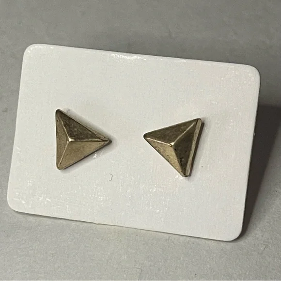 Vintage Woman’s Gold Tone Minimalist Spike Pyramid Stud Earrings - Picture 6 of 8